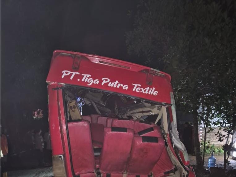 Elf Ziarah Terbalik di Jalur Malangbong–Wado, Tiga Tewas dan Belasan Luka